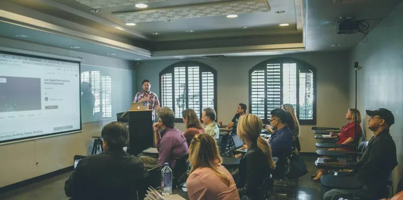 Diferença entre mestrado acadêmico e profissional: qual escolher?