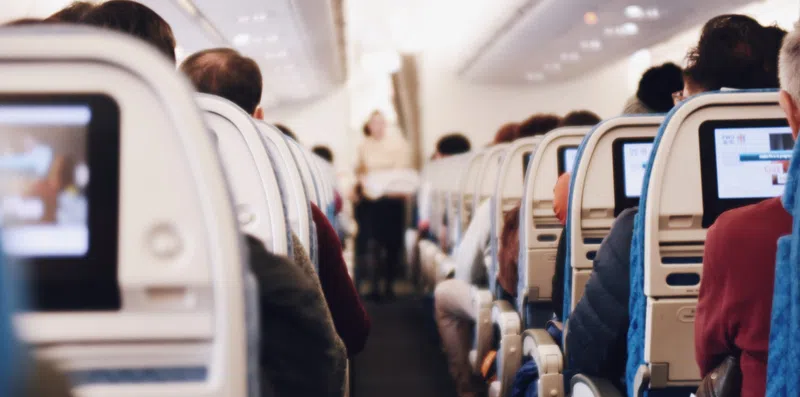TESTE: O que você pode e não pode fazer dentro do avião?