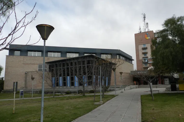 A Universidade Nacional de Cuyo é uma boa opção de universidade pública para fazer faculdade na Argentina