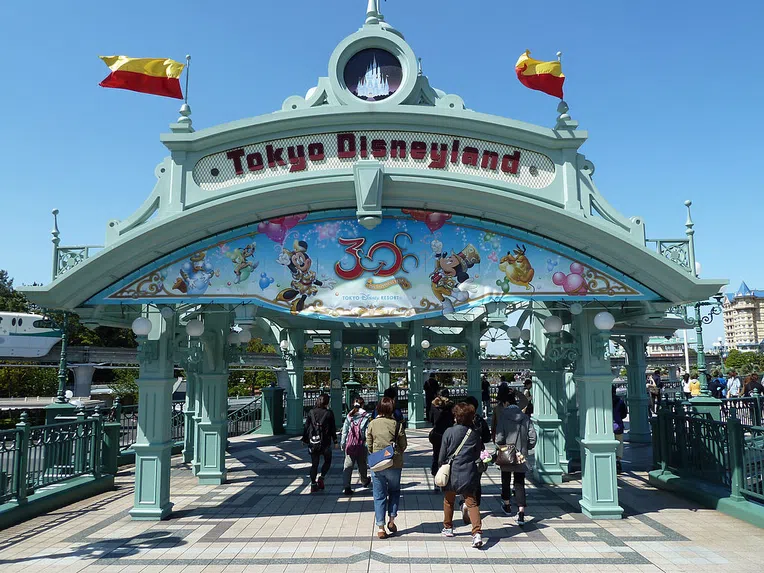 A Disneyland de Tóquio é um dos maiores parques de diversão do mundo