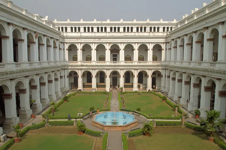 Pátio interno do Museu Indiano