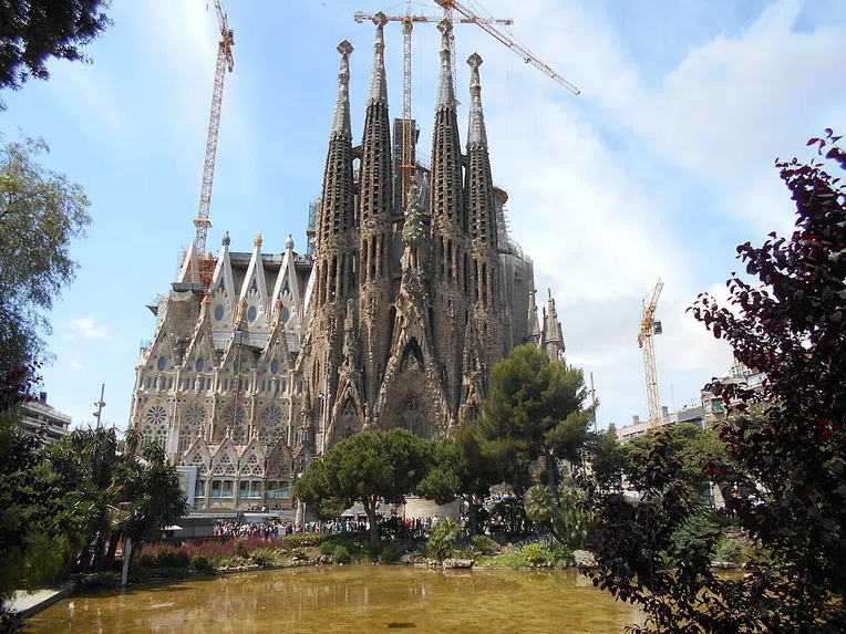 A igreja da Sagrada Família é um dos principais pontos turísticos da Espanha