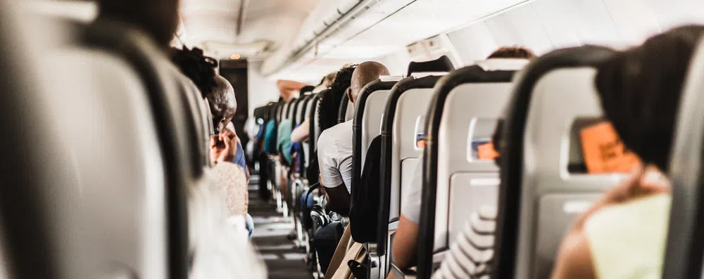 ENQUETE: Etiqueta no avião – o que você prefere?