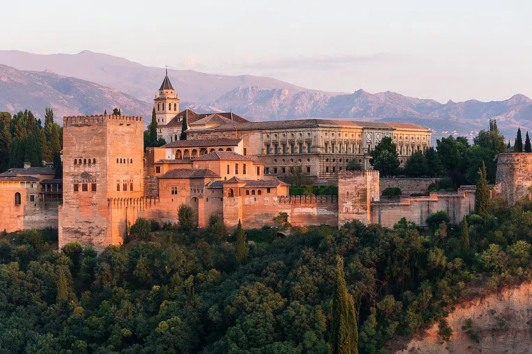 Alhambra é um dos principais pontos turísticos da Espanha