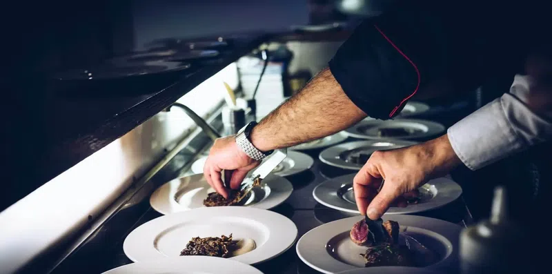 Trabalhar com gastronomia no exterior: caminhos legais