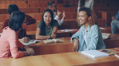 Por que o inglês da escola não prepara para fora