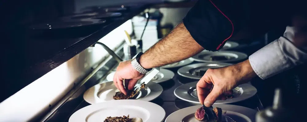 Trabalhar com gastronomia no exterior: caminhos legais