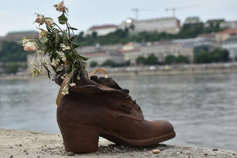 Memorial dos sapatos ás margens do rio Danúbio em Budapeste