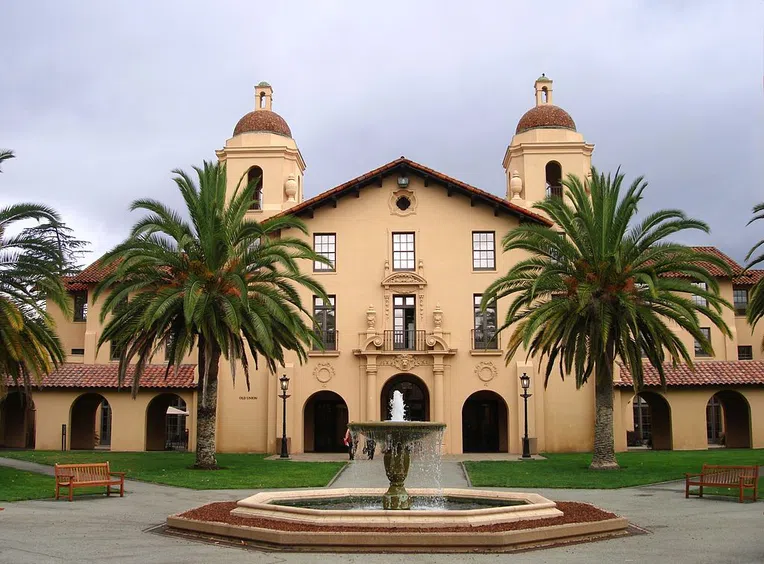 A Universidade Stanford foi a primeira parceira da QuestBridge Finalist