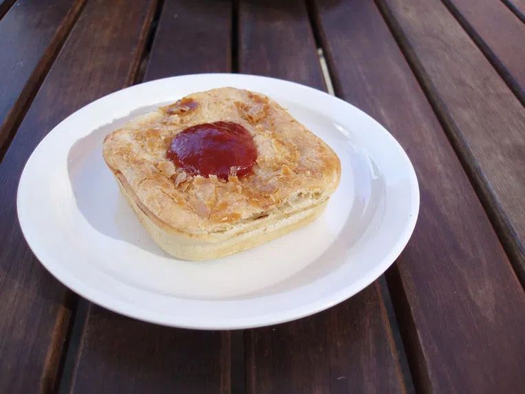 Aussie pie é uma das comidas típicas australianas que você tem que experimentar