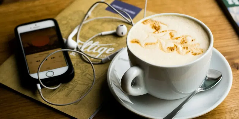 Como aprender inglês com podcasts e vídeos curtos