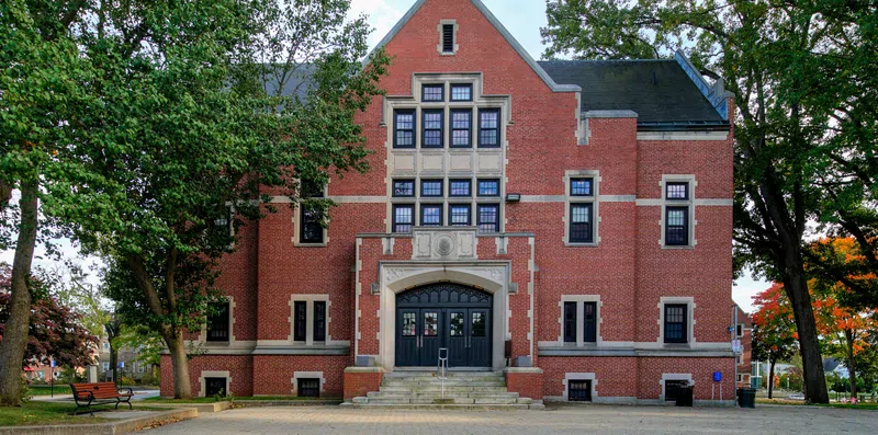 Graduação: 5 bolsas da Clark University