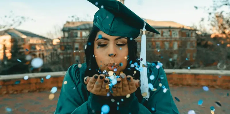 Bolsas de estudos de até 100% abertas agora no exterior para brasileiros