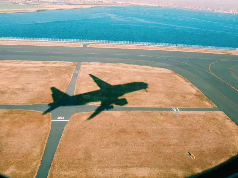 Imagem avião decolando viagem