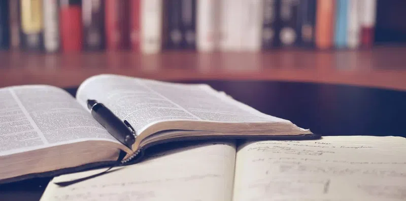 Como aprender inglês com materiais de universidades estrangeiras