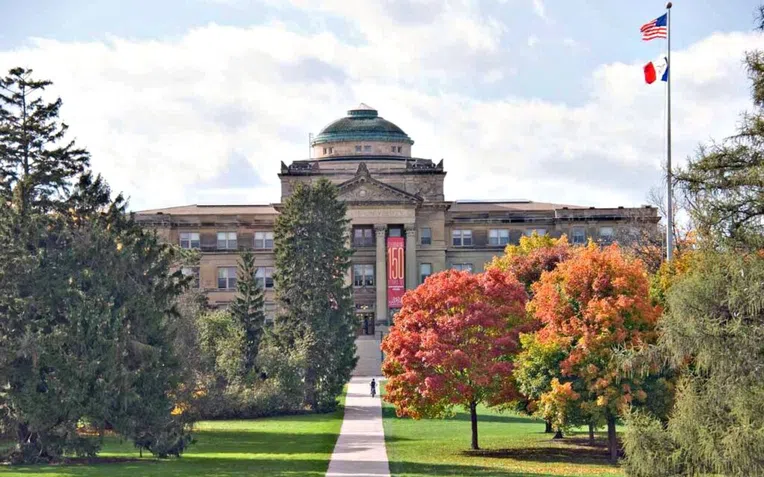 universidades-americanas-que-oferecem-bolsas-Iowa_state
