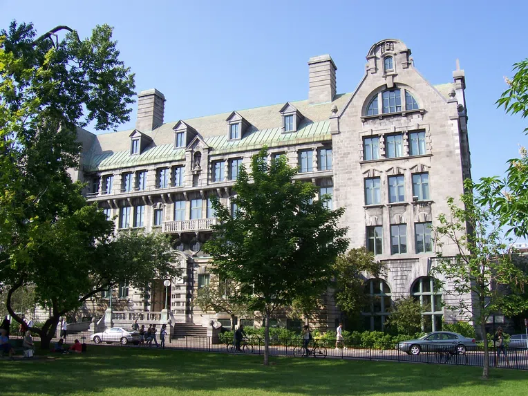 A Universidade McGill tem uma das três melhores faculdades de Engenharia do Canadá