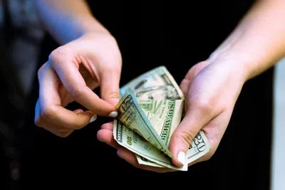 O salário do winter job paga a viagem? Veja a conta