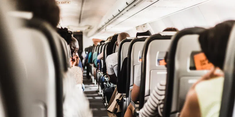 ENQUETE: Etiqueta no avião – o que você prefere?