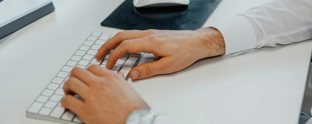 Trabalho remoto ou presencial no exterior: como escolher?
