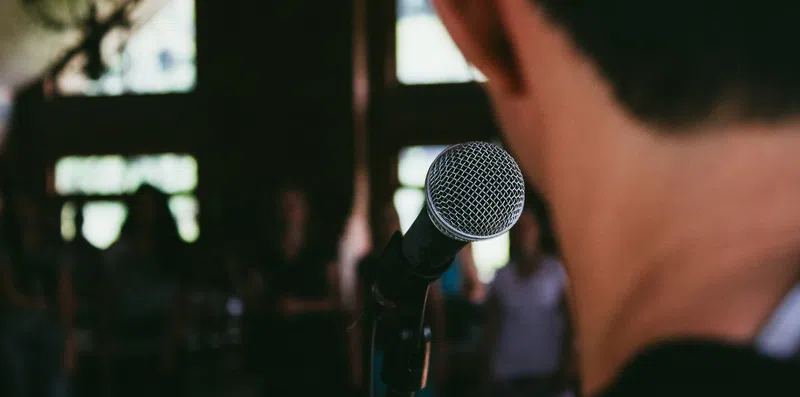 Você precisa conhecer esse curso gratuito de oratória para brasileiros