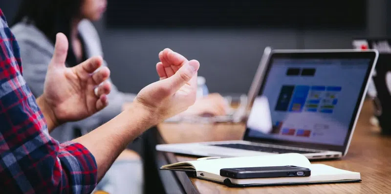 Como usar grupos de conversação online para ganhar fluência em outro idioma