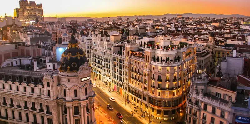 Santander paga viagem à Espanha para universitários