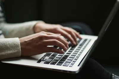 Estágio remunerado ou trainee: qual escolher pra ir fora