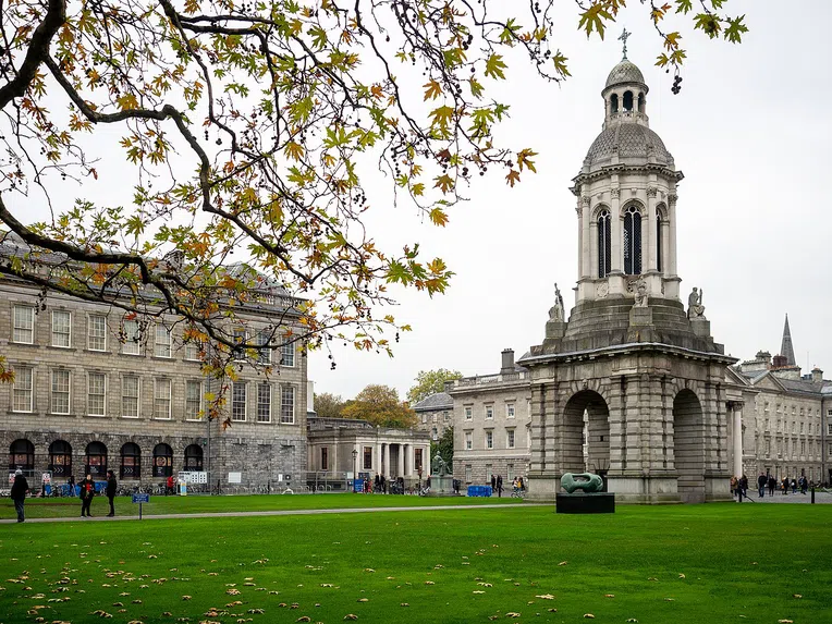 As bolsas de estudos na Irlanda Haddad Fellowship cobrem estudos na Trinity College Dublin