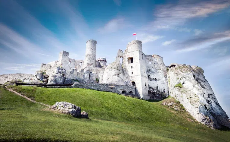 Castelo de Ogrodzieniec foi um dos lugares onde a série de The Witcher foi gravada