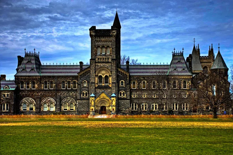 Prédio da University College Toronto, uma das faculdades que foram a Universidade de Toronto.