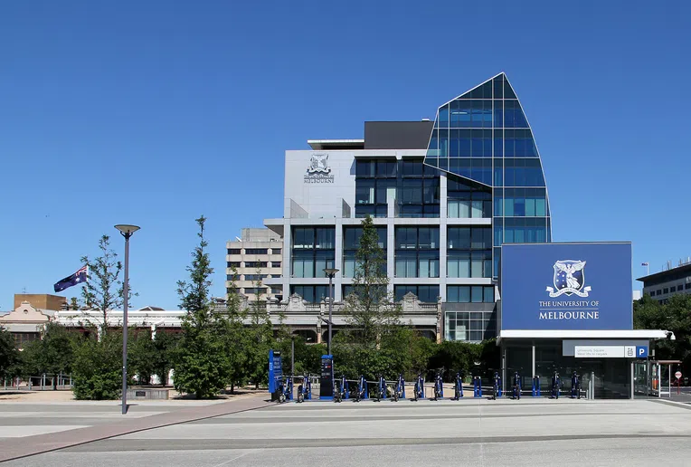 A segunda melhor universidade na Austrália, é a de Melbourne que se destaca a nível internacional. 