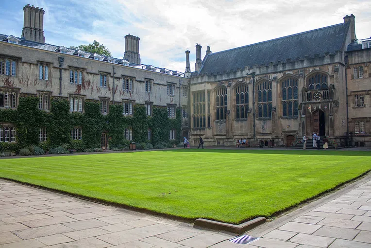 A Exeter College de Oxford tem muitos cursos de Ciências Naturais
