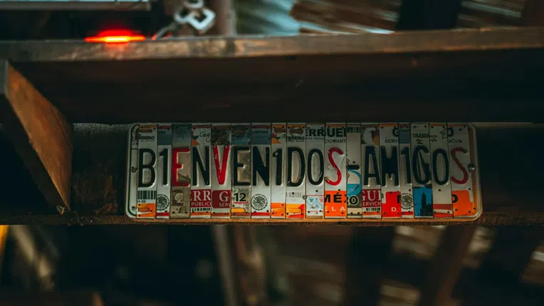 Foto com placa em espanhol