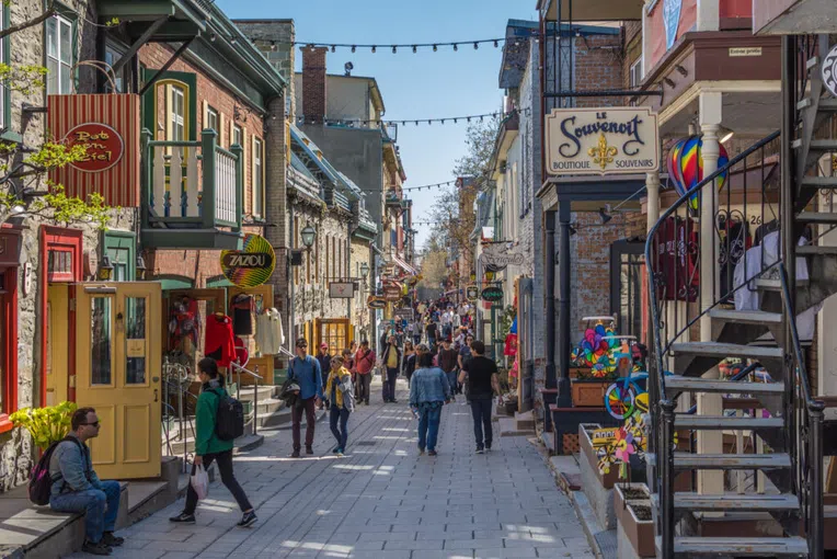 Quebec-ou-Gatinea-rua-comercial