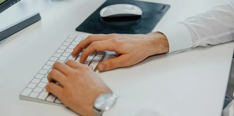 Trabalho remoto ou presencial no exterior: como escolher?