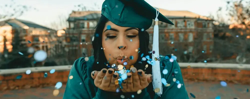 Bolsas de estudos de até 100% abertas agora no exterior para brasileiros