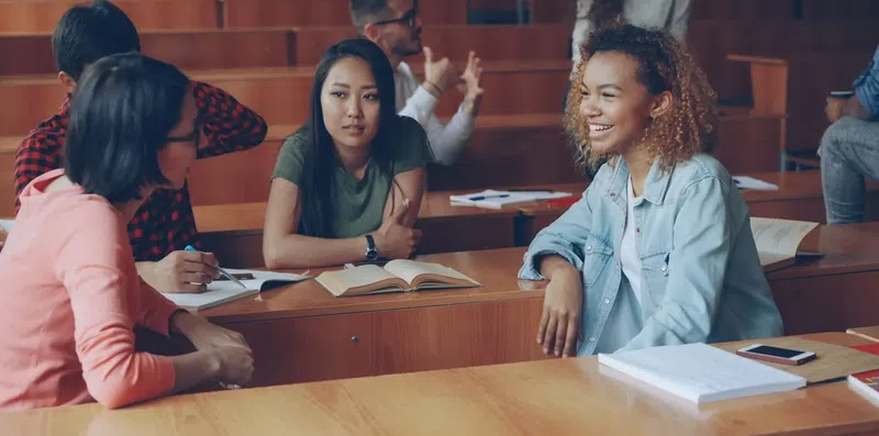 Por que o inglês da escola não prepara para fora