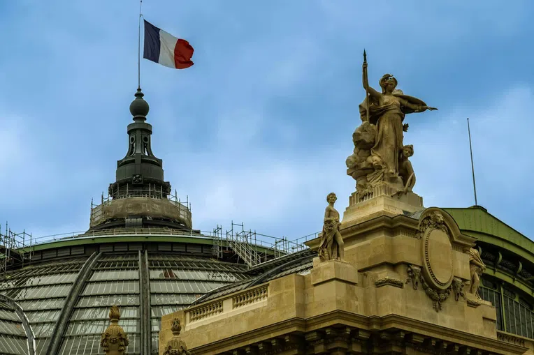 Cidade de Paris com bandeira da França