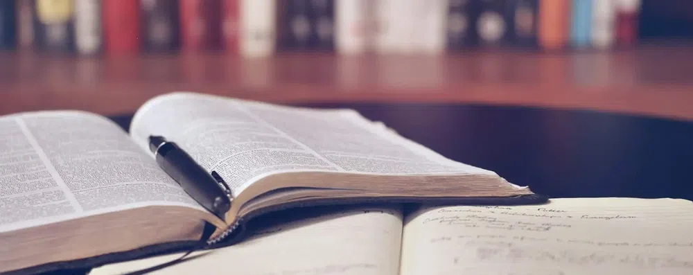 Como aprender inglês com materiais de universidades estrangeiras