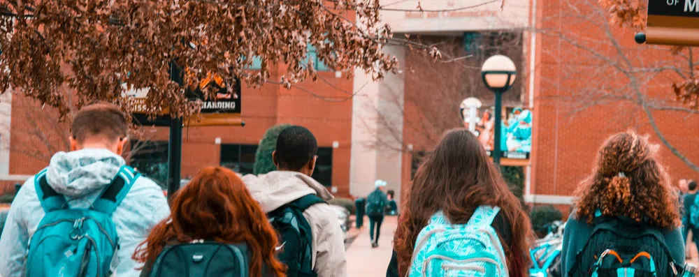 8 prós e contras de fazer o Ensino Médio no exterior