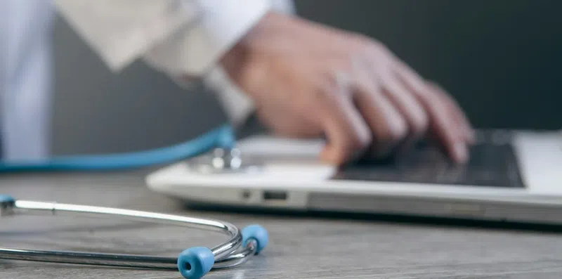 Trocar de carreira por medicina? Existe caminho fora
