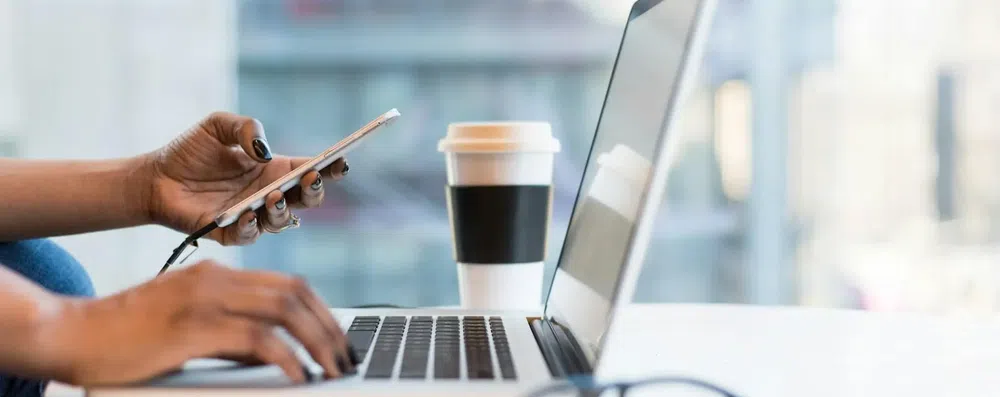 Trabalhar remotamente enquanto estuda fora: é possível?