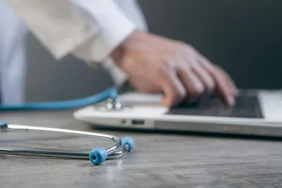Trocar de carreira por medicina? Existe caminho fora