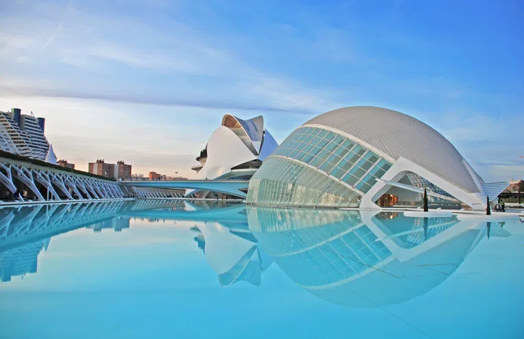 A cidade das artes e das ciências em Valência é um dos importantes pontos turísticos da Espanha