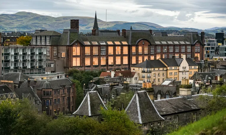 A Universidade de Edimburgo oferece ótimas bolsas de estudos no Reino Unido