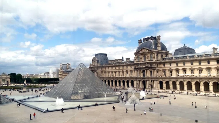 O Louvre é um dos melhores museus da Europa.