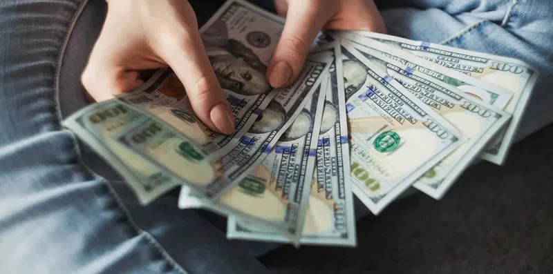 Quanto ganha quem trabalha fora? Salários reais em 8 países