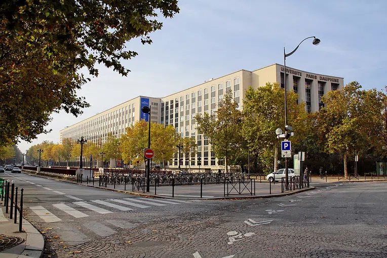 A Université Paris Dauphine é a instituição que mais tem cursos de graduação dentro da Université PSL
