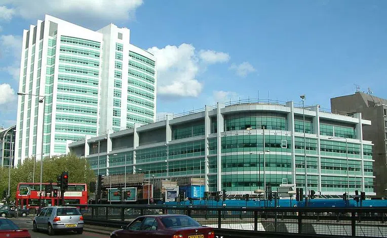 melhores-escolas-de-medicina-da-europa-prédio-principal-do-hospital-escola-da-UCL